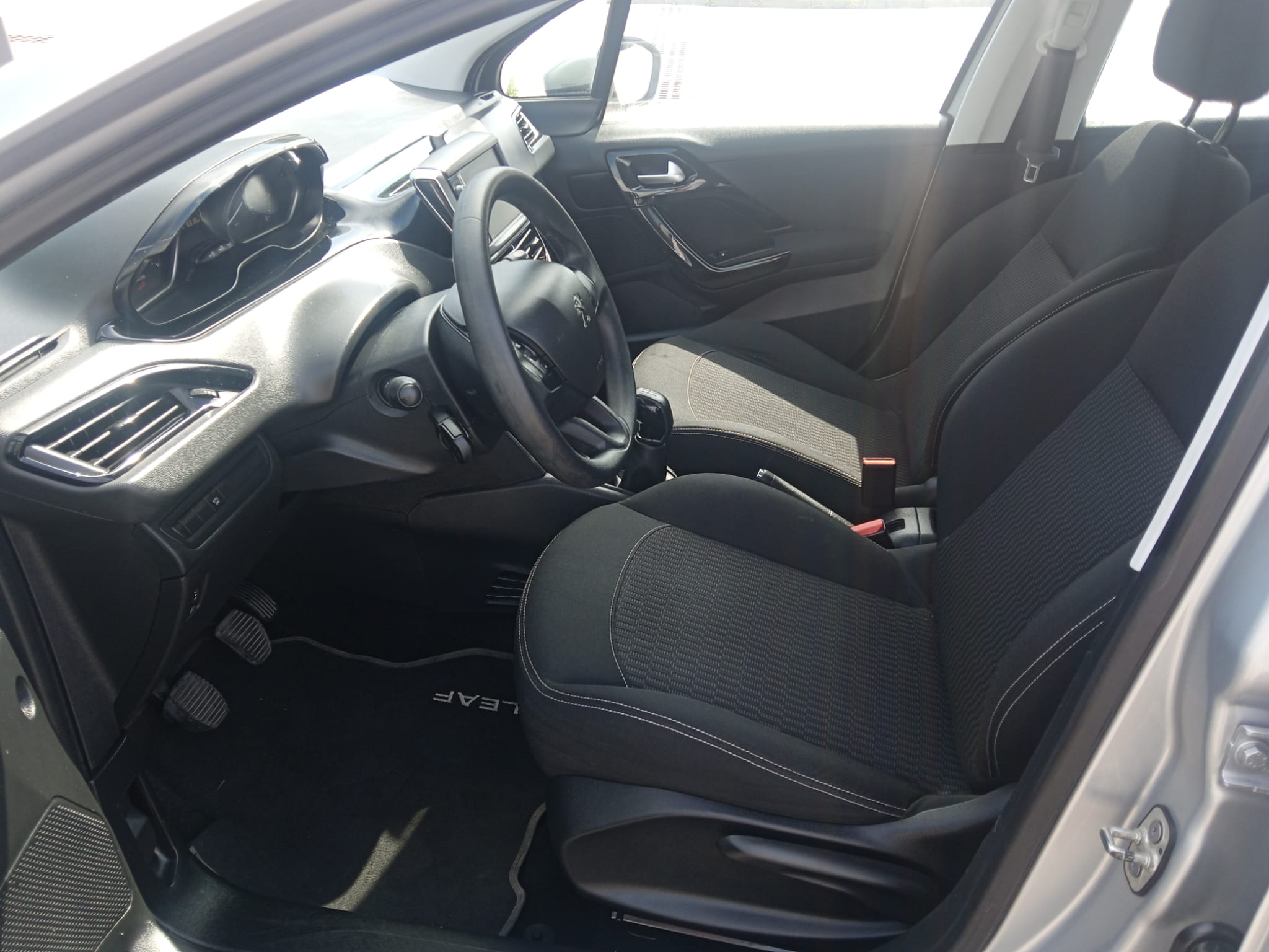 PEUGEOT 208 12cc 82CV PEUGEOT 208 12cc 82CV