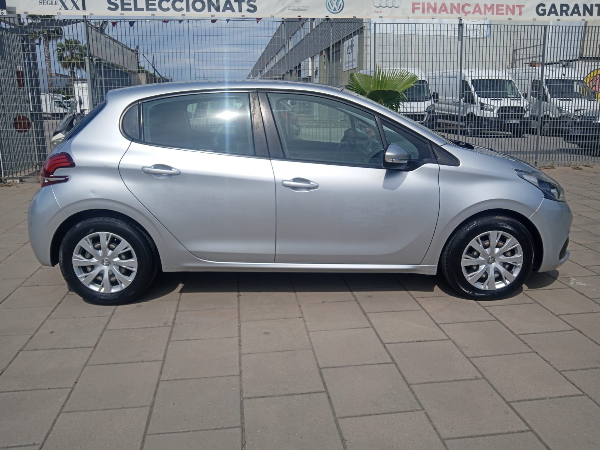 PEUGEOT 208 12cc 82CV PEUGEOT 208 12cc 82CV