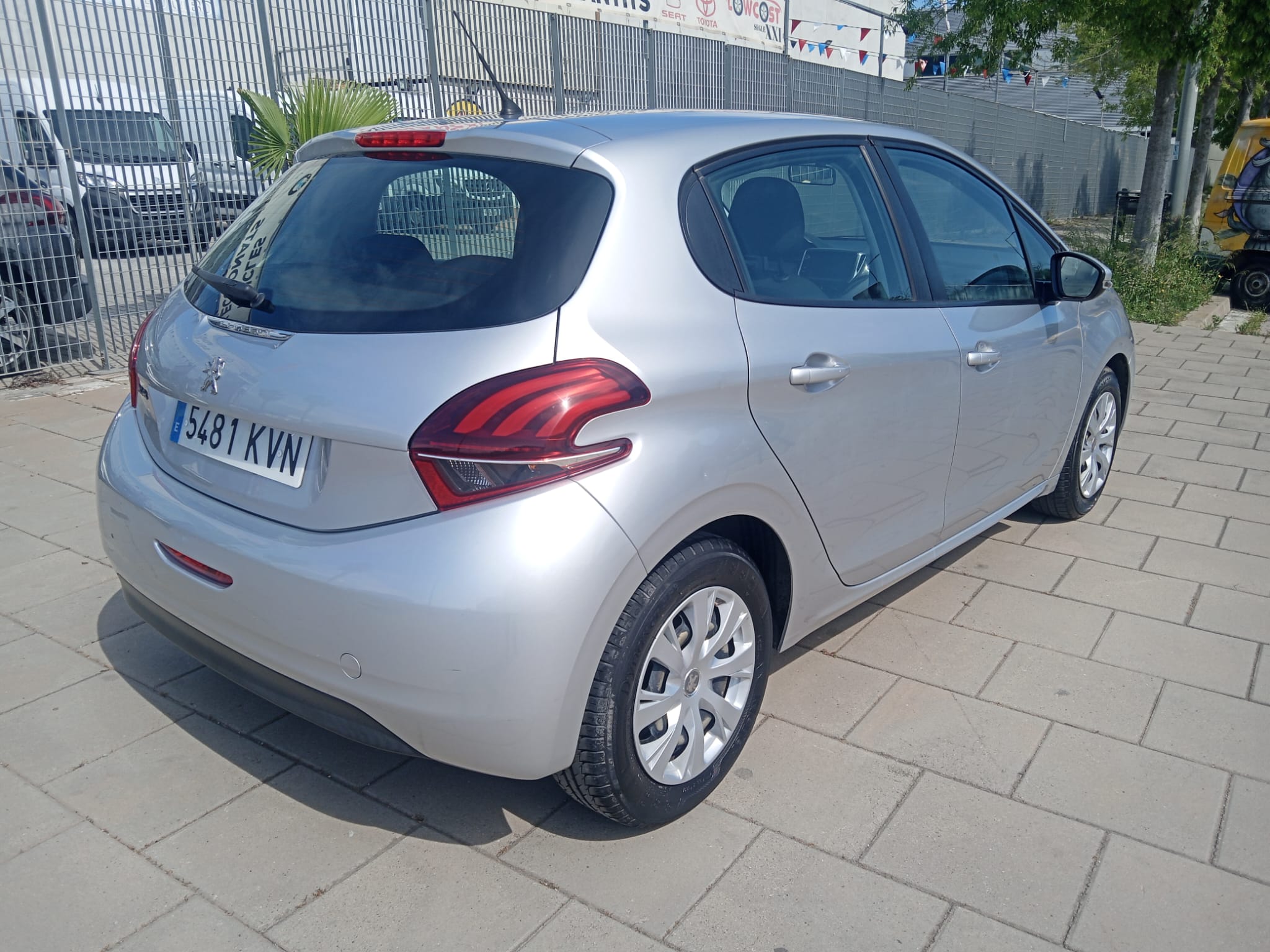 PEUGEOT 208 12cc 82CV PEUGEOT 208 12cc 82CV